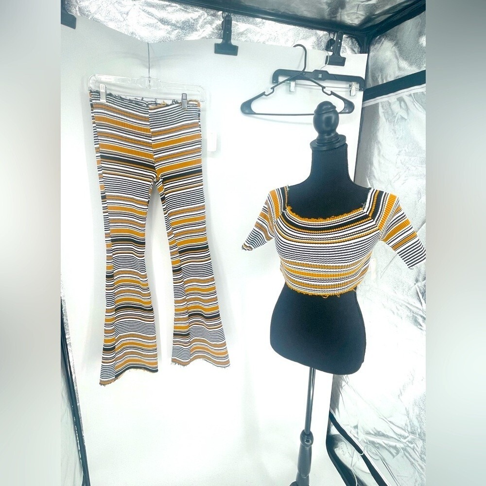 Better be, striped crop and pants, two-piece outfit,‎ sweater set size large